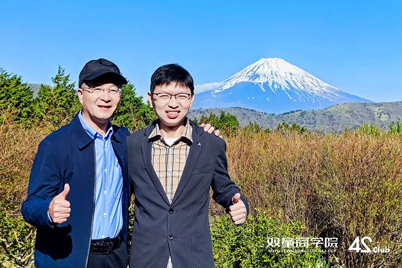 與”吸管（guǎn）大王“樓仲平老師的合影（yǐng）